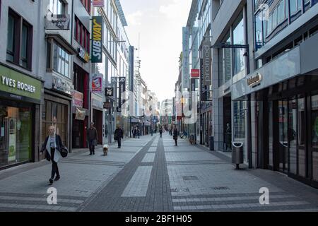 Strada principale della città di Colonia, Hohestrasse, nel primo pomeriggio, tutti i negozi sono chiusi, poche persone Foto Stock