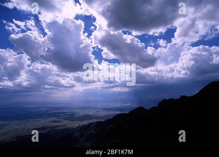 Vista dal picco di Sandia, dalla foresta nazionale di Cibola, New Mexico Foto Stock