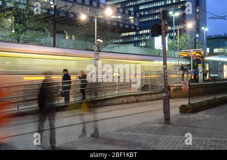 Tram di Manchester di notte Foto Stock
