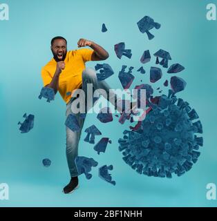 L'uomo attacca con un calcio il coronavirus. Sfondo blu Foto Stock