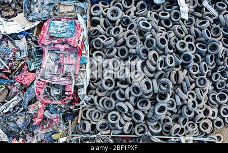 Vista aerea del drone sul junkyard dell'automobile con i relitti dell'automobile Foto Stock
