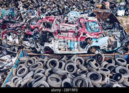 Vista aerea del drone sul junkyard dell'automobile con i relitti dell'automobile Foto Stock