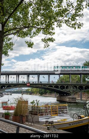 Metro che passa sul ponte Bir Hakeim, Parigi/Francia Foto Stock