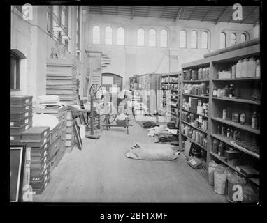 Sala di lavoro del Museo Nazionale degli Stati Uniti. Sala di lavoro al secondo piano del Museo Nazionale degli Stati Uniti, ora conosciuto come Arts and Industries Building.Smithsonian Institution Archives, ACC. 11-006, riquadro 009, immagine n. Foto Stock