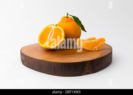 Sezione trasversale con Hallabong arancione fresco su sfondo bianco. Frutta vista dal fronte. (Corea, specialità dell'isola di Jeju) Foto Stock