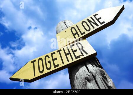 Da solo, insieme - cartello in legno Foto Stock