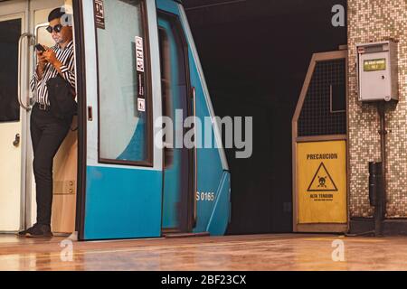 SANTIAGO, CILE - GENNAIO 2020: Un treno Metro de Santiago alla linea 1 Foto Stock