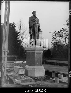 Installazione della statua di Joseph Henry sul National Mall. Archivi dell'Istituto Smithsonian, ACC. 11-006, Box 003, Image No. MAH-2331Smithsonian Institution Archives Capital Gallery, Suite 3000, MRC 507; 600 Maryland Avenue, SW; Washington, DC 20024-2520 Foto Stock