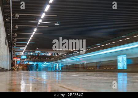 SANTIAGO, CILE - GENNAIO 2020: Un treno Metro de Santiago alla linea 1 Foto Stock