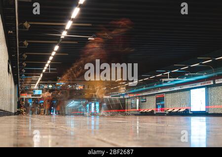 SANTIAGO, CILE - GENNAIO 2020: Un treno Metro de Santiago alla linea 1 Foto Stock