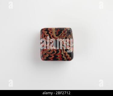 Quadrato nero con foro centrale decorato con bande ondulate trascinate bianche e rosse, possibilmente un peso. Giovanni Dattari (1858 - 1923) Foto Stock
