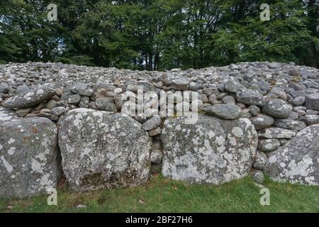 Primo piano delle pietre che formano uno dei cairns a Balnuaran di Clava, ad est di Inverness nelle Highlands della Scozia. Foto Stock