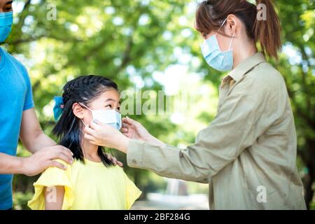 i genitori e i bambini indossano la maschera facciale durante il coronavirus e l'influenza Foto Stock