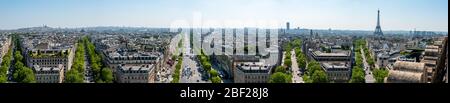 Vista panoramica dall'Arco di Trionfo Sud Est al Sacro cuore, al Palazzo del Louvre e alla Tour Eiffel, Parigi/Francia Foto Stock