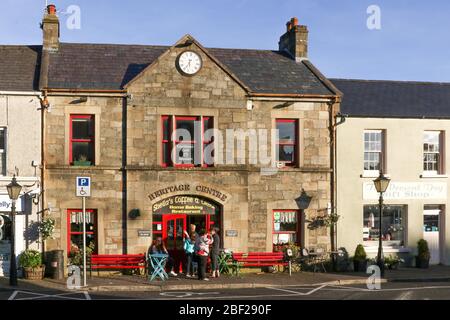 Persone, Signore e bambini, fuori da un bar in un edificio del centro storico in una soleggiata serata di settembre ad Ardara nella contea di Donegal. Foto Stock