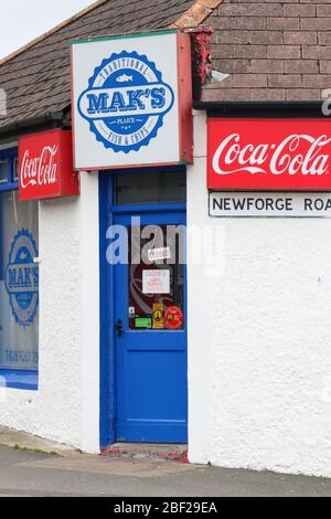 Porta d'ingresso al negozio di chip del villaggio di Magheralin con il cartello "chiuso fino a nuovo avviso" durante il blocco dei coronavirus nell'Irlanda del Nord, marzo 2020. Foto Stock