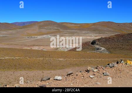 Panoramica della stazione ferroviaria di Chuculaqui, la più alta del viaggio 'treno per le nuvole'. Salta, Argentina Foto Stock