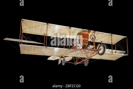 Spintore senza testa Curtiss DIII. Biplanare a spinta con un motore Curtiss V-8 da 50 cavalli. Superfici rivestite in tessuto giallo chiaro. Puntoni e pianerottolo Orange.nel 1909, il G.H. Foto Stock