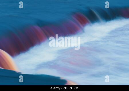 Fondo astratto della cascata. Torrente fluviale. Flusso d'acqua Foto Stock