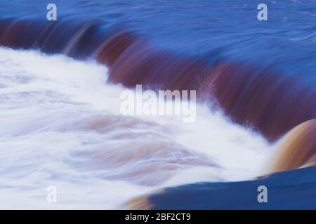 Fondo astratto della cascata. Torrente fluviale. Flusso d'acqua Foto Stock