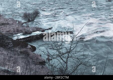 Fiume ruscello. Acqua ruscello fiume in corso d'acqua roccioso. foresta ruscello Foto Stock