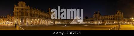 Palazzo del Louvre di notte, Parigi/Francia Foto Stock