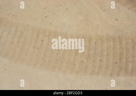 Tracce di pneumatici tracce di pneumatici su calcestruzzo come astratta grunge texture Foto Stock
