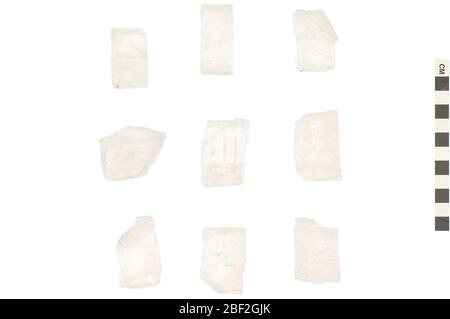 Alogenuro minerale Halite. Questo oggetto fa parte della collezione Educazione e sensibilizzazione, alcuni dei quali sono nel centro di formazione scientifica Q?rius e disponibili per vedere.questi minerali sono Halite (un minerale alogenuro), noto anche come cloruro di sodio o sale di roccia. Tutti e nove i pezzi sono di colore incolore. Foto Stock