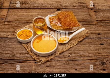 Concetto di Spa. Cura di sé con miele e curcuma. Cosmetici biologici naturali, prodotti fatti in casa, stile di vita alternativo. Vintage sfondo in legno Foto Stock