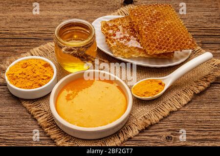 Concetto di Spa. Cura di sé con miele e curcuma. Cosmetici biologici naturali, prodotti fatti in casa, stile di vita alternativo. Vintage sfondo in legno Foto Stock