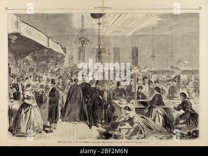 Grande fiera data alla City Assembly Rooms New York dicembre 1861 in aiuto di City Poor da Harpers Weekly dicembre 28 1861 pp 824825. Vista orizzontale dell'interno di una grande sala con cabine di esposizione merci allestite tutto intorno (una cabina numerata in basso a destra in primo piano) e gruppi di uomini e donne che si muovono intorno ad esso. Foto Stock