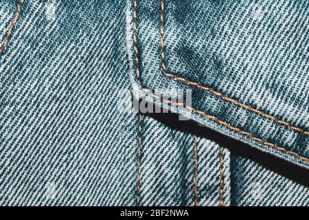 Sfondo jeans con cuciture. Texture denim primo piano. Sfondo tessuto con cuciture Foto Stock