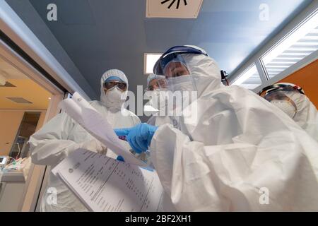 Roma, Italia. 16 Apr 2020. Il personale medico lavora in un'unità di terapia intensiva (ICU) presso il Dipartimento Covid dell'Ospedale Covid3 di Roma (Istituto clinico Casalpalocco) il 16 aprile 2020, a Roma. (Foto di Davide Fracassi/Pacific Press) Credit: Pacific Press Agency/Alamy Live News Foto Stock