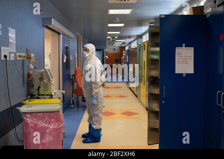 Roma, Italia. 16 Apr 2020. All'interno dell'assistenza intensiva dell'Ospedale Covid3 di Roma durante l'emergenza Coronavirus Covid-19. (Foto di Davide Fracassi/Pacific Press) Credit: Pacific Press Agency/Alamy Live News Foto Stock