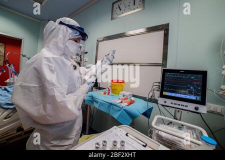 Roma, Italia. 16 Apr 2020. All'interno dell'assistenza intensiva dell'Ospedale Covid3 di Roma durante l'emergenza Coronavirus Covid-19. (Foto di Davide Fracassi/Pacific Press) Credit: Pacific Press Agency/Alamy Live News Foto Stock
