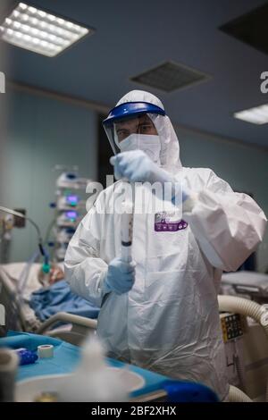 Roma, Italia. 16 Apr 2020. All'interno dell'assistenza intensiva dell'Ospedale Covid3 di Roma durante l'emergenza Coronavirus Covid-19.il personale medico curano i pazienti affetti da coronavirus COVID-19 in un reparto di terapia intensiva (ICU) presso il dipartimento Covid dell'Ospedale Covid3 di Roma (Istituto clinico Casalpalocco) il 16 aprile 2020, a Roma. (Foto di Davide Fracassi/Pacific Press) Credit: Pacific Press Agency/Alamy Live News Foto Stock