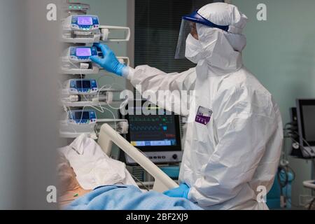 Roma, Italia. 16 Apr 2020. Il 19 aprile 2020, a Roma, il personale medico curante i pazienti affetti da coronavirus COVID-16 in un'unità di terapia intensiva (ICU) presso il dipartimento Covid dell'Ospedale Covid3 di Roma (Istituto clinico Casalpalocco). (Foto di Davide Fracassi/Pacific Press) Credit: Pacific Press Agency/Alamy Live News Foto Stock