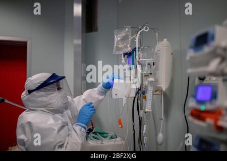 Roma, Italia. 16 Apr 2020. All'interno dell'assistenza intensiva dell'Ospedale Covid3 di Roma durante l'emergenza Coronavirus Covid-19. (Foto di Davide Fracassi/Pacific Press) Credit: Pacific Press Agency/Alamy Live News Foto Stock