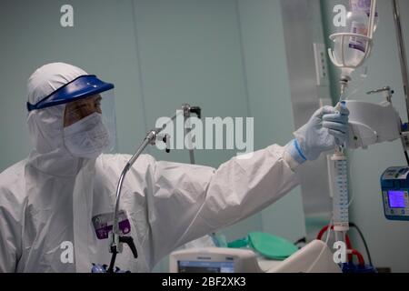 Roma, Italia. 16 Apr 2020. All'interno dell'assistenza intensiva dell'Ospedale Covid3 di Roma durante l'emergenza Coronavirus Covid-19. (Foto di Davide Fracassi/Pacific Press) Credit: Pacific Press Agency/Alamy Live News Foto Stock