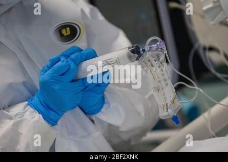 Roma, Italia. 16 Apr 2020. All'interno dell'assistenza intensiva dell'Ospedale Covid3 di Roma durante l'emergenza Coronavirus Covid-19. (Foto di Davide Fracassi/Pacific Press) Credit: Pacific Press Agency/Alamy Live News Foto Stock