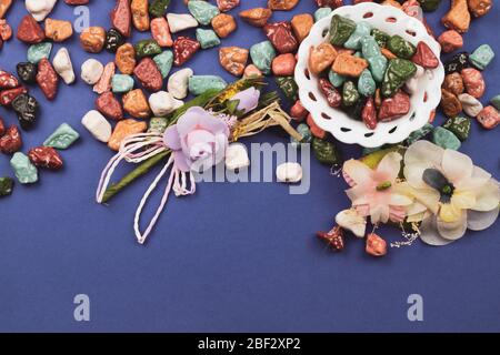 Decorazioni natalizie. Lollipop e ciottoli caramelle. Dolci a forma di pietre colorate. Sfondo colorato con caramelle colorate. Spazio per fotocopie Foto Stock