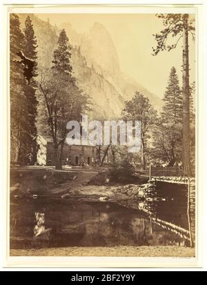 Hutchings Hotel ai piedi di Sentinel Yosemite. All'interno di un paesaggio boschivo, casa a due piani con persone di fronte. Riva in primo piano; grande montagna in background. Foto Stock