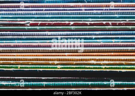 Pila di vecchi scomparti. Pila di giornali retrò. Riviste d'epoca giacciono l'una sull'altra. Sfondo colorato dalle pubblicazioni stampate Foto Stock