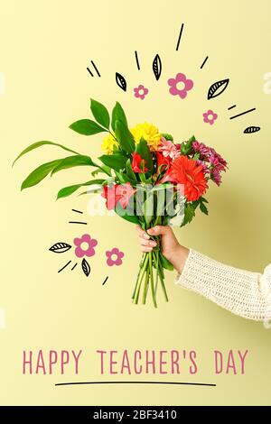 Mano femminile con bel mazzo di fiori e testo FELICE GIORNO DELL'INSEGNANTE su sfondo colorato Foto Stock