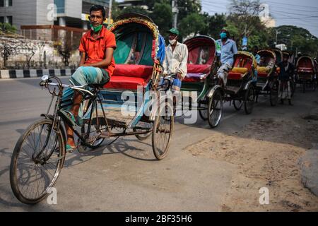 Dhaka, Bangladesh. 16 Apr 2020. I pullers del risciò stanno aspettando l'aiuto alimentare che sono stati distribuiti oggi nella città di dhaka. Con le nuove 341 persone infette nelle ultime 24 ore, la quantità totale di persone infette è di 1463. Il numero di morti è ora 60 e 49 persone sono tornati a casa come recuperato secondo ICDER. (Foto di M. Rakibul Hasan/Pacific Press) Credit: Pacific Press Agency/Alamy Live News Foto Stock