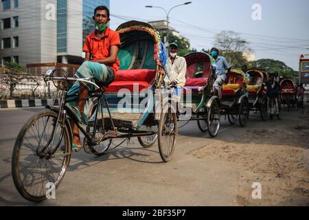 Dhaka, Bangladesh. 16 Apr 2020. I pullers del risciò stanno aspettando l'aiuto alimentare che sono stati distribuiti oggi nella città di dhaka. Con le nuove 341 persone infette nelle ultime 24 ore, la quantità totale di persone infette è di 1463. Il numero di morti è ora 60 e 49 persone sono tornati a casa come recuperato secondo ICDER. (Foto di M. Rakibul Hasan/Pacific Press) Credit: Pacific Press Agency/Alamy Live News Foto Stock