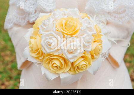 Bouquet di nozze fatto di rose artificiali gialle e bianche Foto Stock