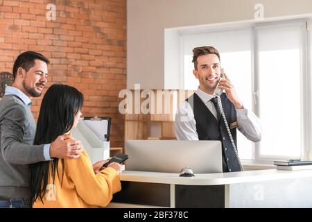 Camera per coppie in hotel alla reception Foto Stock