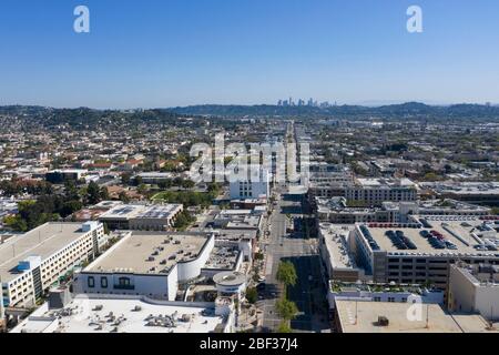 Vista aerea che guarda verso il centro di Los Angeles dall'alto del centro di Glendale, California Foto Stock