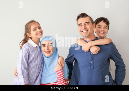 Ritratto della famiglia musulmana su sfondo chiaro Foto Stock